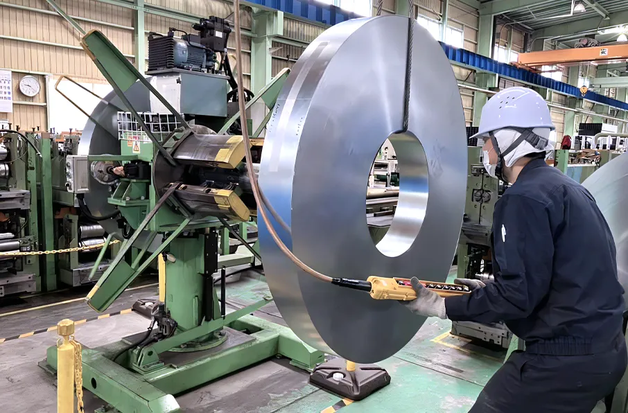 株式会社KMC 東北工場 作業風景